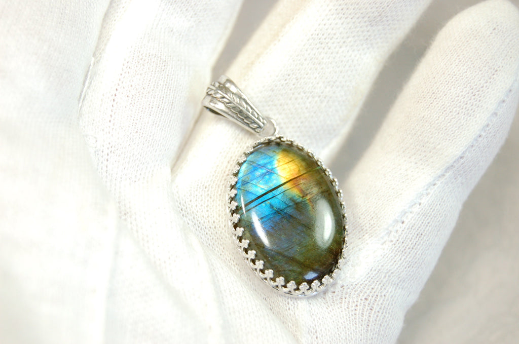 High Quality Canadian Labradorite Pendant.Lots of colored flash with blue and gold showing.The perfect gift.Unisex.033024