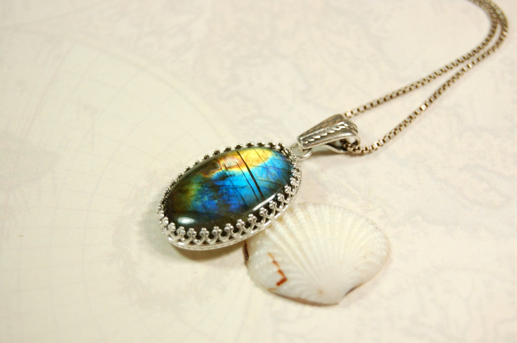 High Quality Canadian Labradorite Pendant.Lots of colored flash with blue and gold showing.The perfect gift.Unisex.033024