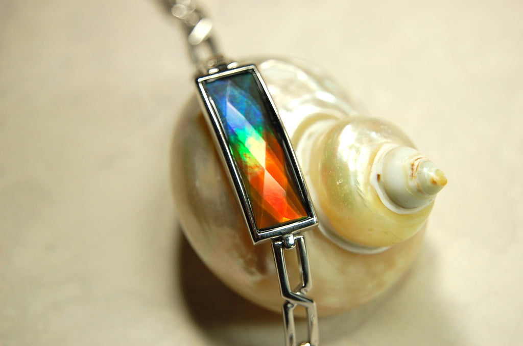 Ammolite Jewelry bracelet.Bright faceted gem shipped free.No import tax to US under CUSMA exemption #070614