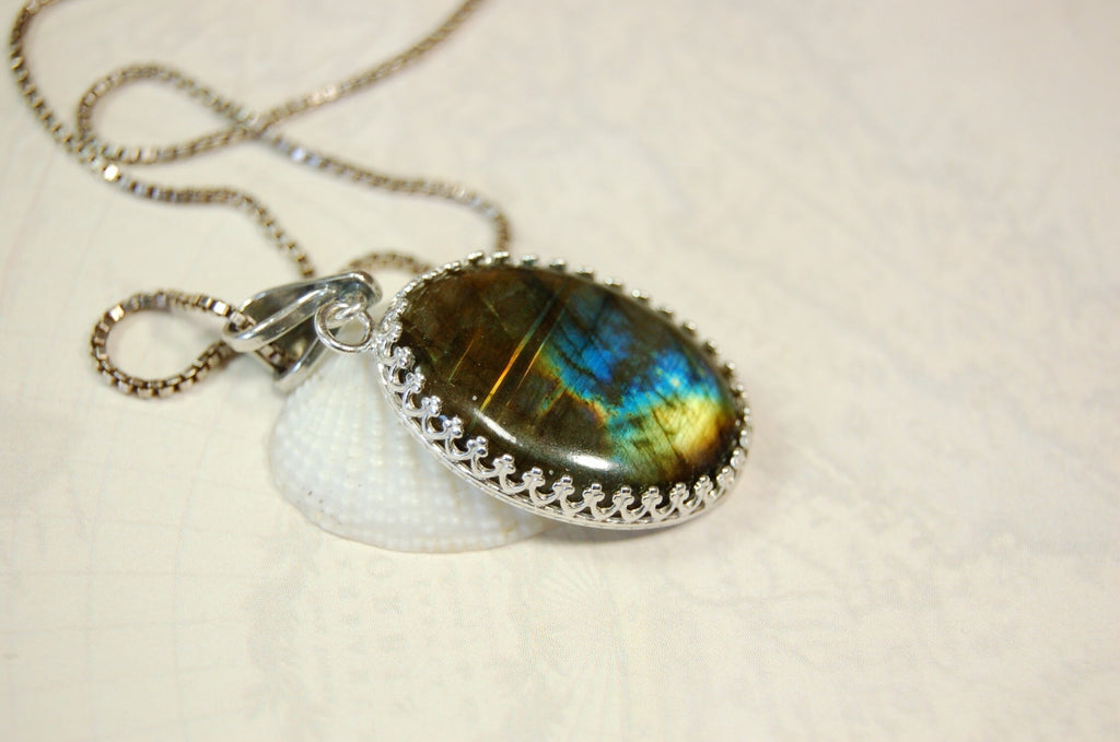 High Quality Canadian Labradorite Pendant.Lots of colored flash with blue and gold showing.The perfect gift.Unisex.033024