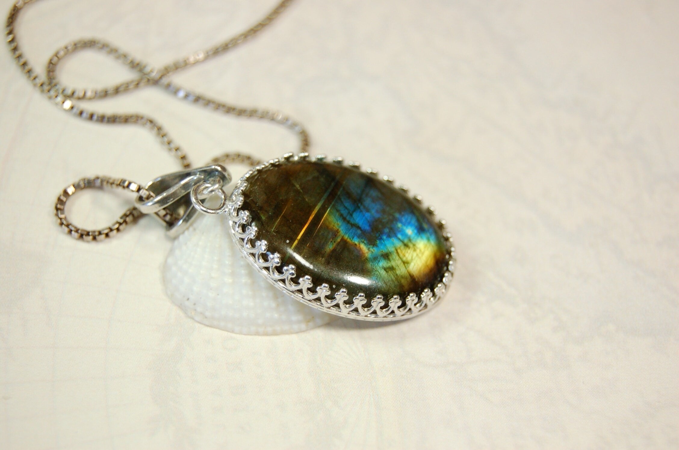 High Quality Canadian Labradorite Pendant.Lots of colored flash with blue and gold showing.The perfect gift.Unisex.033024