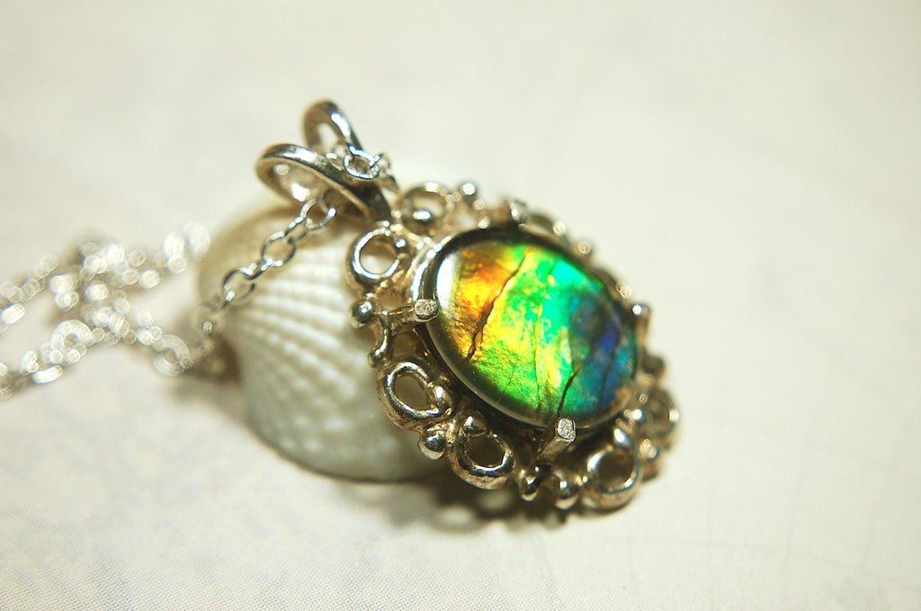 Ammolite Pendant from Alberta Canada.Genuine quality ammolite with warranty.The perfect gift.010926
