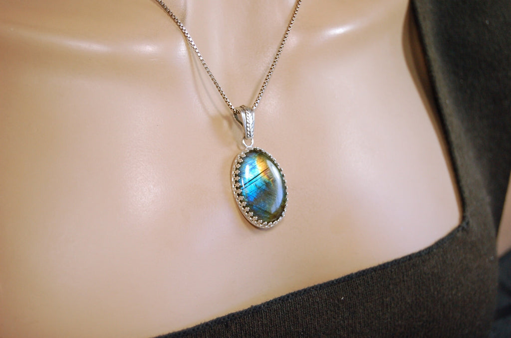 High Quality Canadian Labradorite Pendant.Lots of colored flash with blue and gold showing.The perfect gift.Unisex.033024