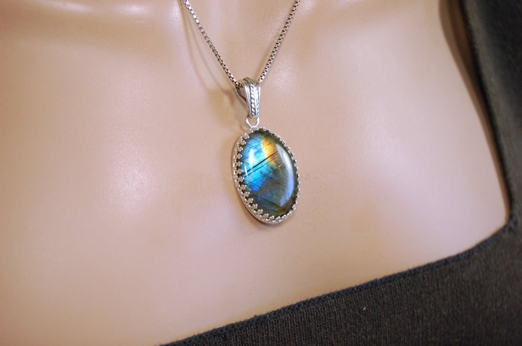 High Quality Canadian Labradorite Pendant.Lots of colored flash with blue and gold showing.The perfect gift.Unisex.033024