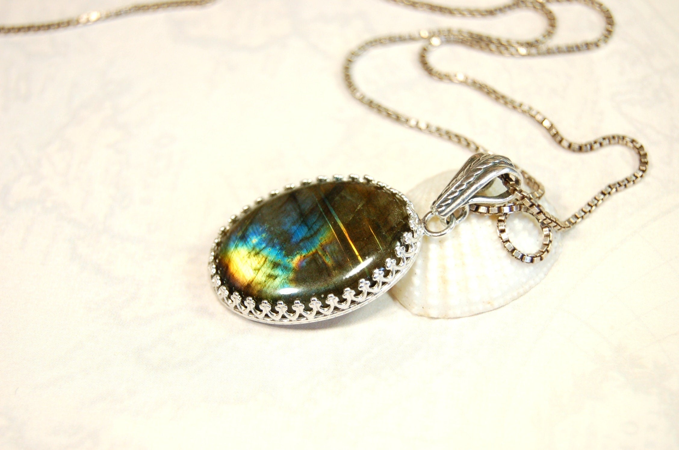 High Quality Canadian Labradorite Pendant.Lots of colored flash with blue and gold showing.The perfect gift.Unisex.033024