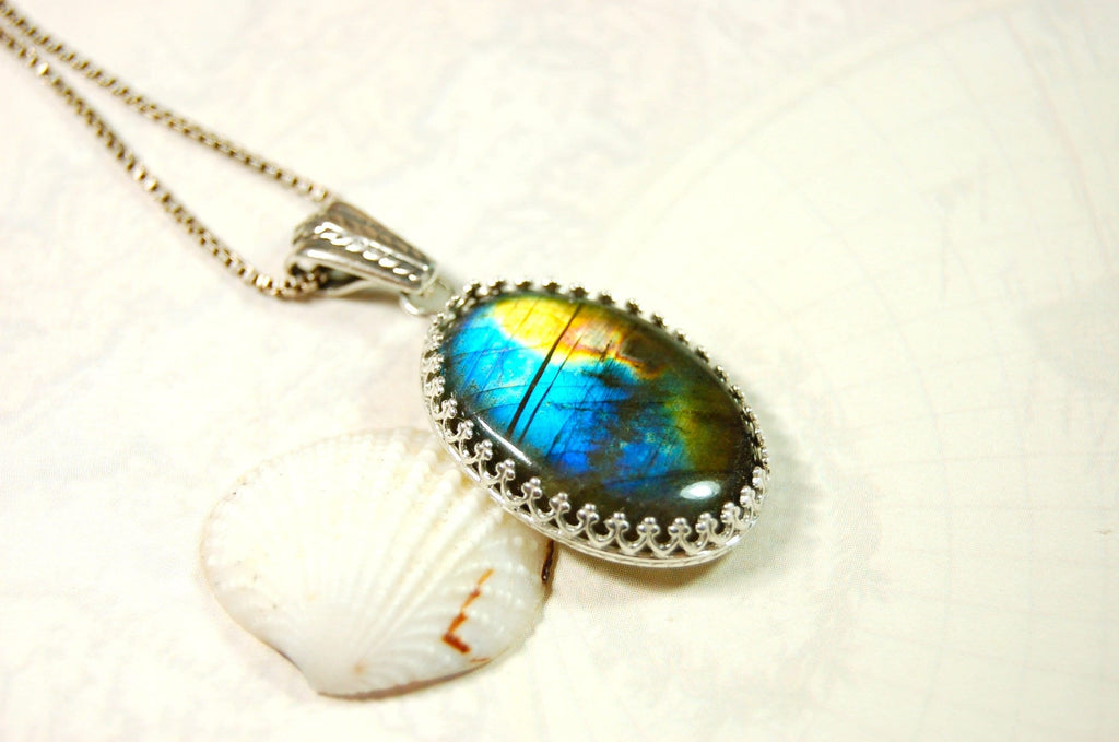 High Quality Canadian Labradorite Pendant.Lots of colored flash with blue and gold showing.The perfect gift.Unisex.033024