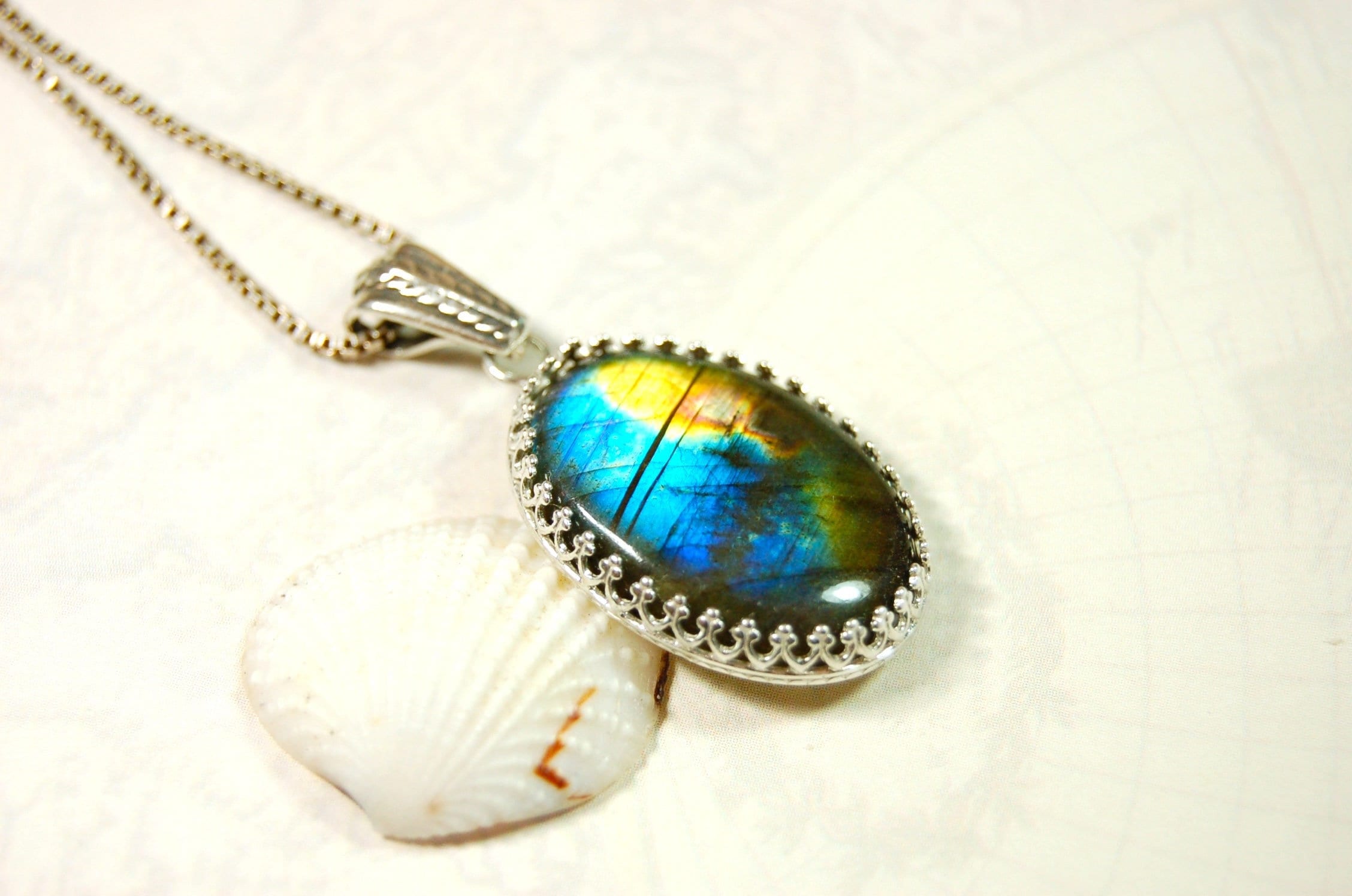 High Quality Canadian Labradorite Pendant.Lots of colored flash with blue and gold showing.The perfect gift.Unisex.033024