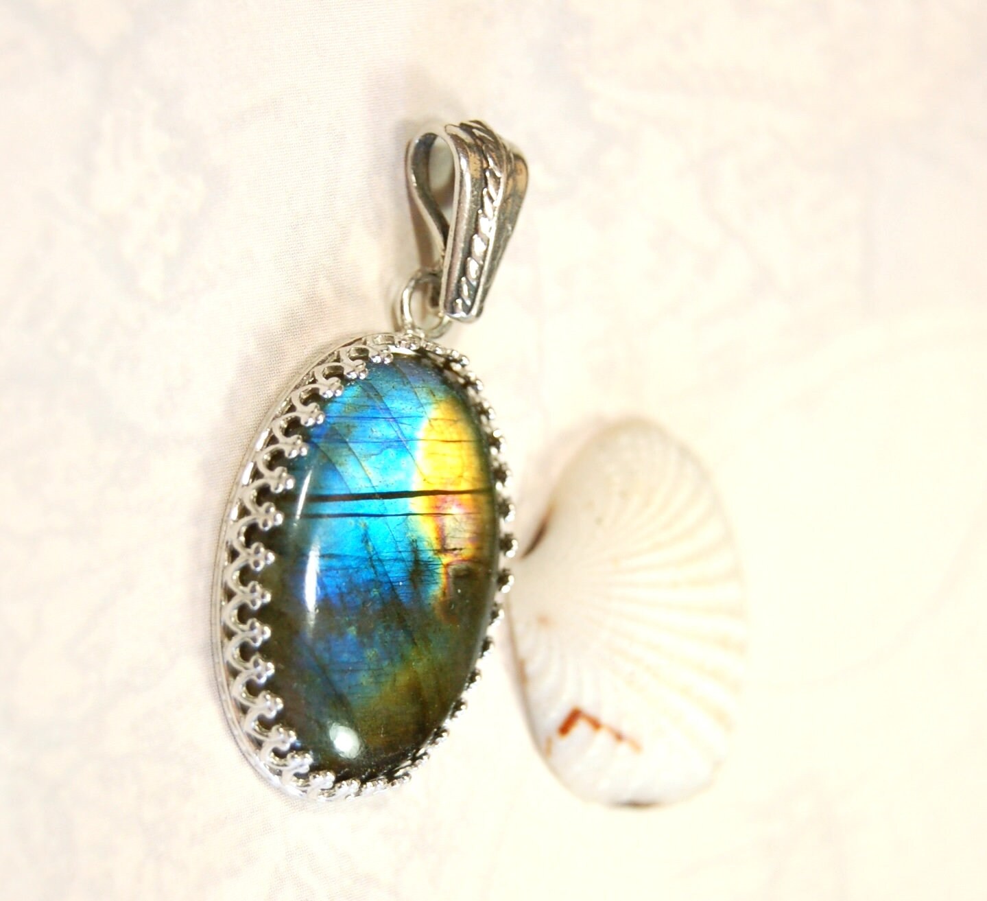 High Quality Canadian Labradorite Pendant.Lots of colored flash with blue and gold showing.The perfect gift.Unisex.033024